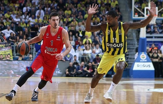 Nando De Colo (vlevo) z CSKA Moskva uniká Bradu Wanamakerovi z Fenerbahce.