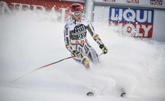 Česká lyžařka Ester Ledecká v cíli sjezdu v Aare.