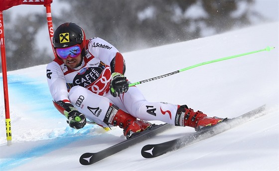 Rakouský lya Marcel Hirscher na trati obího slalomu v Aare
