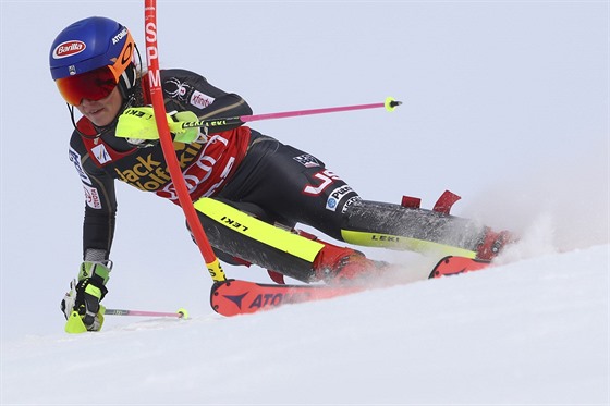 Americká lyžařka Mikaela Shiffrinová na trati slalomu v Aare