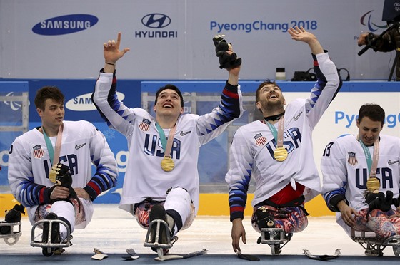 Amerití sledge hokejisté slaví zlaté medaile na paralympiád v Pchjongchangu.