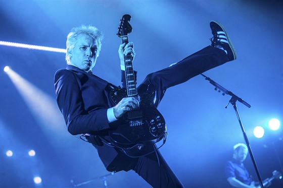 Lídr Franz Ferdinand Alex Kapranos bhem praského koncertu (9. bezna 2018)