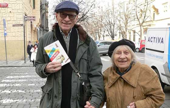 Gene Deitch s manželkou Zdenou a s českým vydáním své knihy
