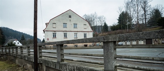 Někdejší vstup do mlýna a papírny v Hronově se nachází pod úrovní terénu.