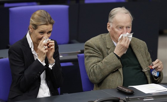 Alice Weidelová a Alexander Gauland z frakce AfD smrkají bhem volby kancléky...