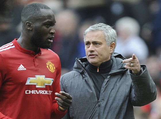 José Mourinho, trenér Manchesteru United, předává informace svým svěřencům.