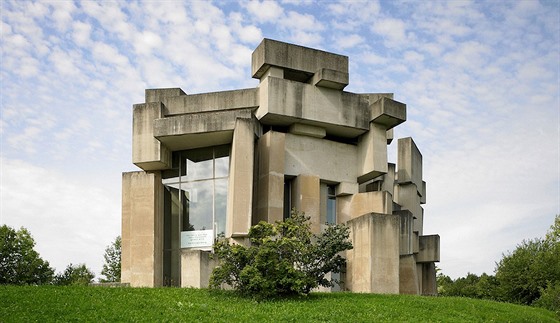 Kostel Nejsvětější Trojice ve Vídni-Maueru je vybudován z betonových bloků. 