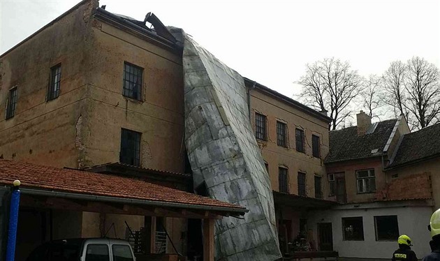 V Msteku Trnávka hasii likvidovali následky silného vtru, který utrhl...