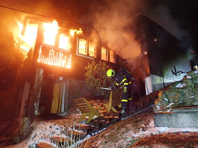Hasii museli v noci na pondlí hasit hoící devnou chatu ve Frýdlantu nad...