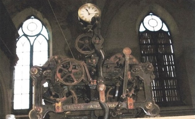 Ukradený hodinový stroj z kostela v Proseném na Trutnovsku.