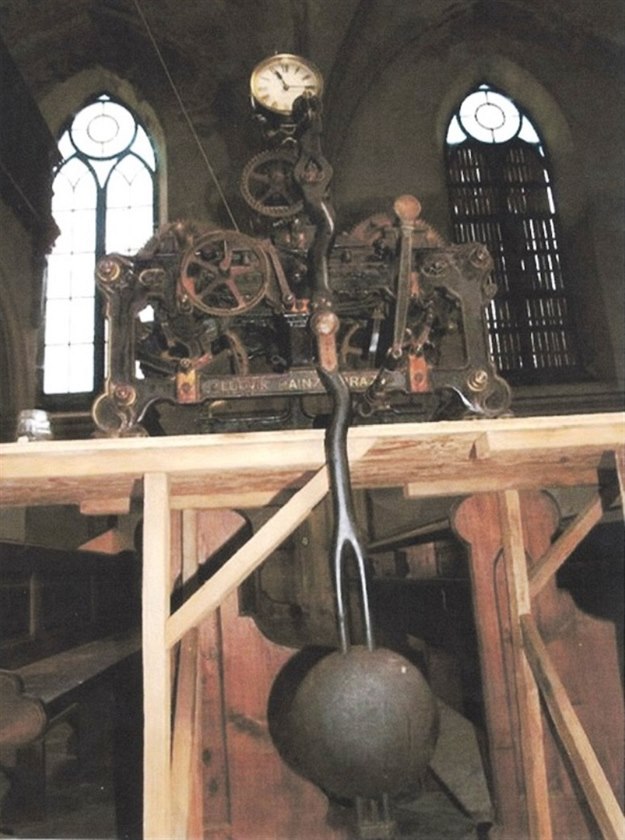 Ukradený hodinový stroj z kostela v Proseném na Trutnovsku.