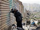 Americký prezident Donald Trump si v úterý prohlédl vzorky nové zdi na hranici...