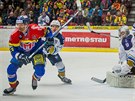 Momentka ze semifinálového souboje eské Budjovice vs. Kladno (bílá).