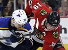 Vladimír Sobotka ze St. Louis a Jonathan Toews z Chicaga.