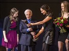 ansoniér a herec Charles Aznavour obdrel na Febiofestu estnou trofej...