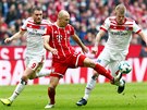 Arjen Robben z Bayernu Mnichov si kryje mí ped bránícími hrái Hamburku.