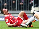Franck Ribéry (Bayern Mnichov) a Dennis Diekmeier (Hamburk) leí na trávníku po...