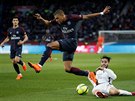 Kylian Mbappé (PSG) uniká bránícímu hrái Mét.