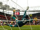Petr ech chytil první penaltu v Arsenalu. I díky tomuto zákroku udrel 200....