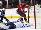 Alexandr Ovekin stílí svj 600. gól v NHL do sít Winnipegu.