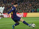 Útoník Barcelony Lionel Messi z ostrého úhlu propálil svou slabí nohou...