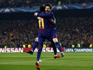 GÓL A ASISTENCE. Lionel Messi a Ousmane Dembelé z Barcelony slaví druhou...