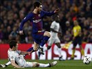 Lionel Messi (Barcelona) v souboji uniká skluzujícímu Andreasi Christensenovi...