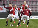 Miroslav Stoch ze Slavie (uprosted) hájí mí ped dotírajícími sparany...