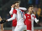 Fotbalisté Slavie oslavují branku v prvoligovém utkání proti mstskému rivalovi...