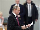 Vladimir Putin odevzdal svj hlas v nedli ráno v jedné z volebních místností v...