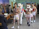 Ve mst Barnaul pili hlasovat i lední medvdi a otuilci. (18. bezna 2018)