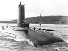 Britská ponorka HMS Conqueror (S48) po návratu z Falkland. Hned nato ale mla...
