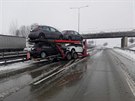 Na Praském okruhu za nájezdem na D5 se pevrátil kamion peváející osobní...