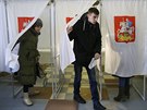 První volii mají v ruských prezidentských volbách odvoleno. Na snímku lidé ve...