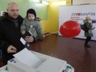 První volii vhazují své lístky do volebních uren v Moskv. (18.03.2018)
