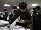 Do jedné z moskevských volebních místností pili vhodit volební lístek i...