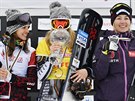 Ester Ledecká (uprostřed) převzala po triumfu v závodě SP v Scuolu velký...