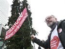 Na Andreje Babie ekala ped sídlem Libereckého kraje skupinka demonstrant...