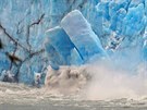 Obí kus ledu odpadává z elní stny ledovce Perito Moreno nedaleko...