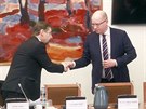 Bývalý premiér Bohuslav Sobotka se zdraví s Radkem Kotenem (SPD) na schzi...