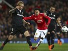 Jesse Lingard, fotbalista Manchesteru United ztratil mí v souboji s dvma...