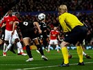 Wissam Ben Yedder ze Sevilly stílí druhý gól v zápase s Manchesterem United.