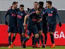 Fotbalisté Atlétika Madrid se radují ze vstelené branky na hiti Lokomotivu...