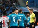 Fotbalista Lipska Willi Orban (uprosted) dostává lutou kartu od rozhodího...