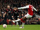 Útoník Arsenalu Danny Welbeck stílí gól z penalty v osmifinále Evropské ligy...