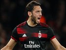 Hakan Calhanoglu slaví vedoucí gól AC Milán na hiti Arsenalu v odvet...