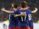 Fotbalisté CSKA Moskva se radují z gólu proti Lyonu v odvetném utkání...