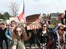 Studenti protestují bhem pochodu na Praský hrad (15. bezna 2018)