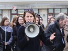 Studentský protest v Táboe. Na snímku hovoí spoluaka Jána Kuciaka,...