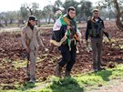 Bojovníci Syrské svobodné armády nedaleko vesnice Inab v kurdském Afrínu na...